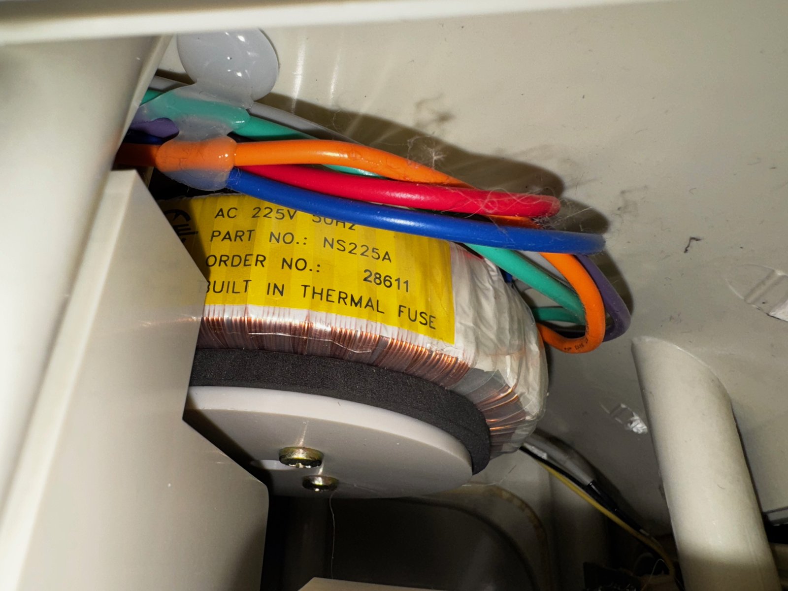 The transformer label: AC 225V 50Hz, part no. NS225A, built-in thermal fuse The transformer label: AC 225V 50Hz, part no. NS225A, built-in thermal fuse