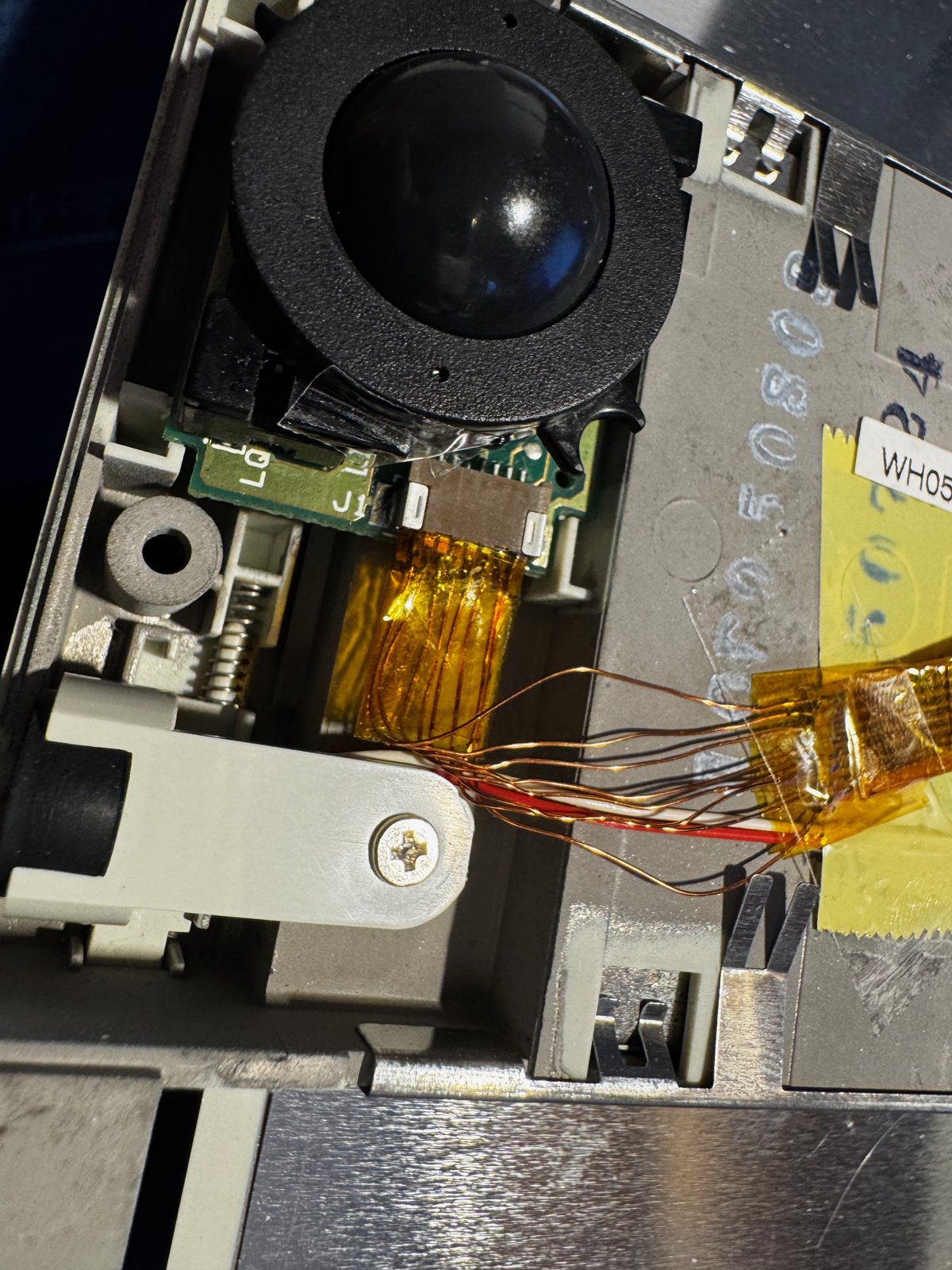 The repaired cable at the trackball