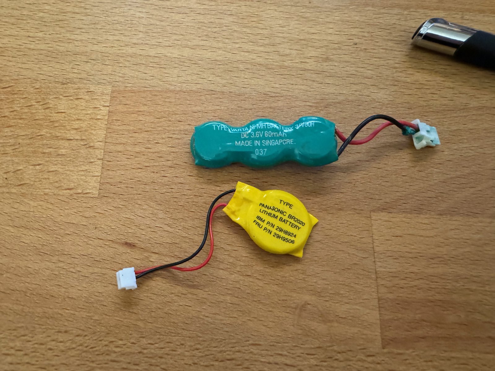 A Varta Ni-MH 3/V80H (3.6V, 60mAh) and a Panasonic BR2020 lithium coin cell (IBM P/N 29H8924) A Varta Ni-MH 3/V80H (3.6V, 60mAh) and a Panasonic BR2020 lithium coin cell (IBM P/N 29H8924)