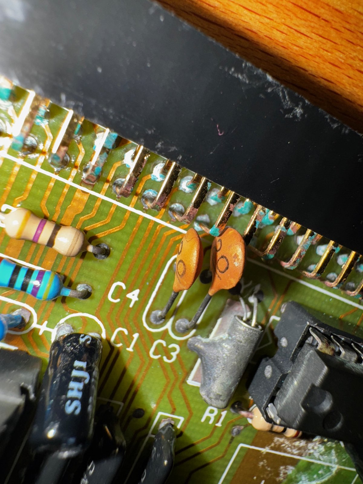 The area around C1, C3 and C4 after removing the battery The area around C1, C3 and C4 after removing the battery