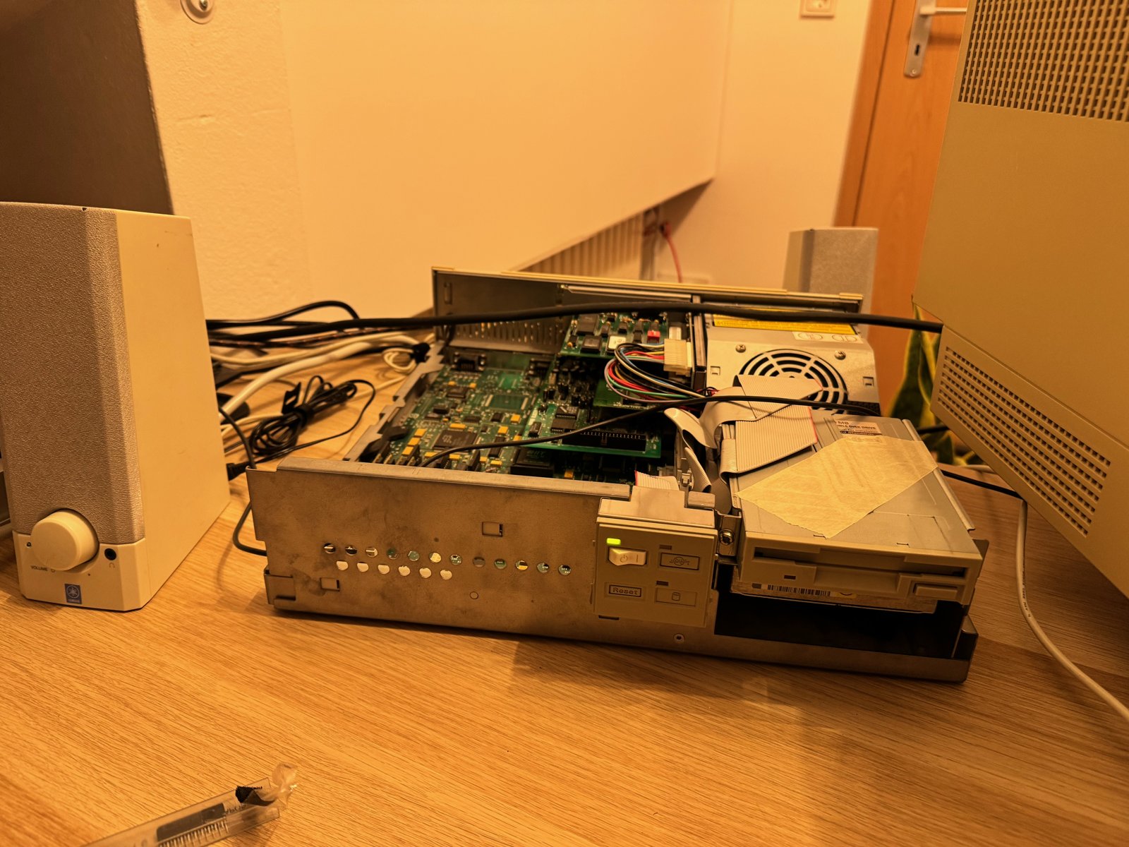 The opened HP Vectra 386/33N The opened HP Vectra 386/33N