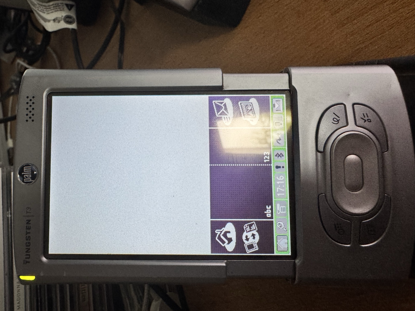 Frozen: the T3 after pressing the HotSync button A white screen with the input area and the status bar, frozen